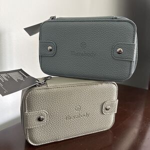 Lot Of 2 United Polaris Therabody Amenity Kits Grey Blue Zip-Around, New Sealed